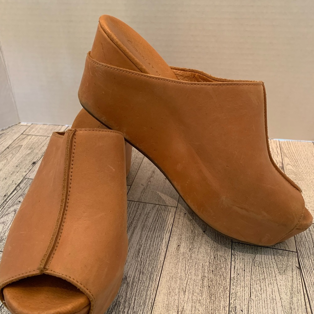 Peep Toe Mule
CHOCOLAT BLU-leather- camel color.